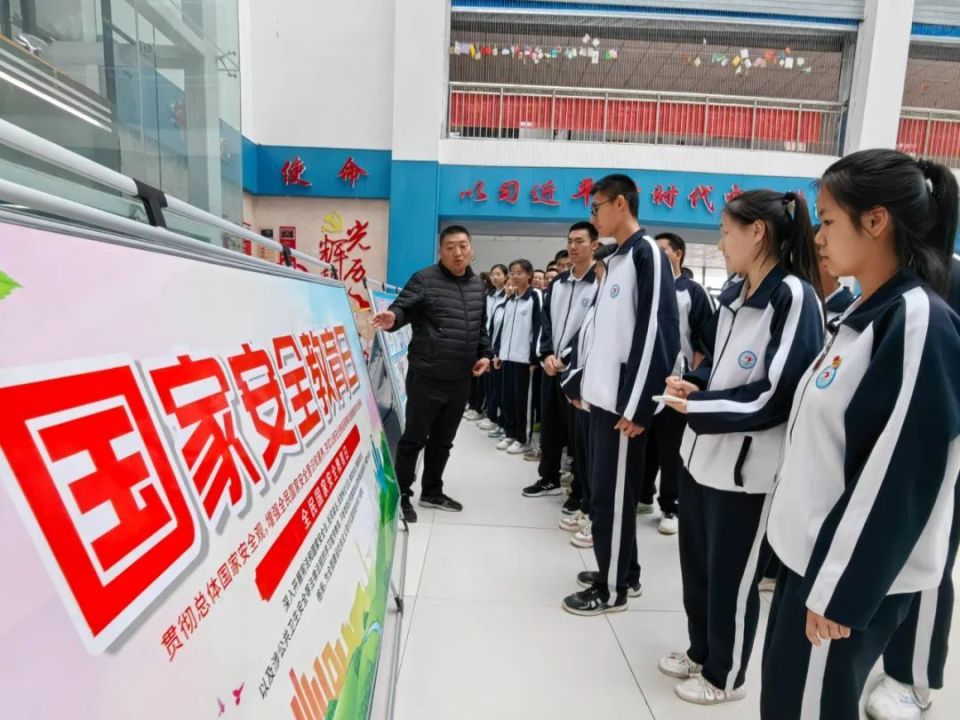 五家渠三中开展了以"增强国家安全意识,争当国家安全卫士"为主题的