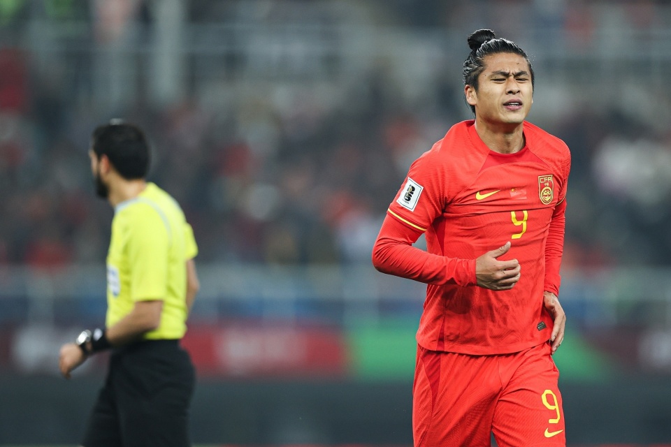 谈带伤入选国足以及恢复状况张玉宁:"现在恢复得挺好的,今天是第一天