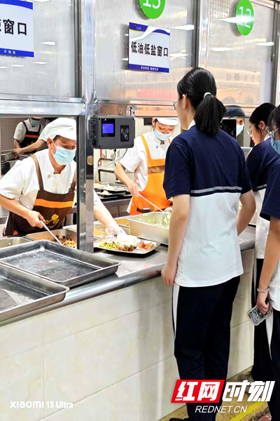 校园健康新风尚 明德中学率先开设"低油低盐"健康餐饮窗口