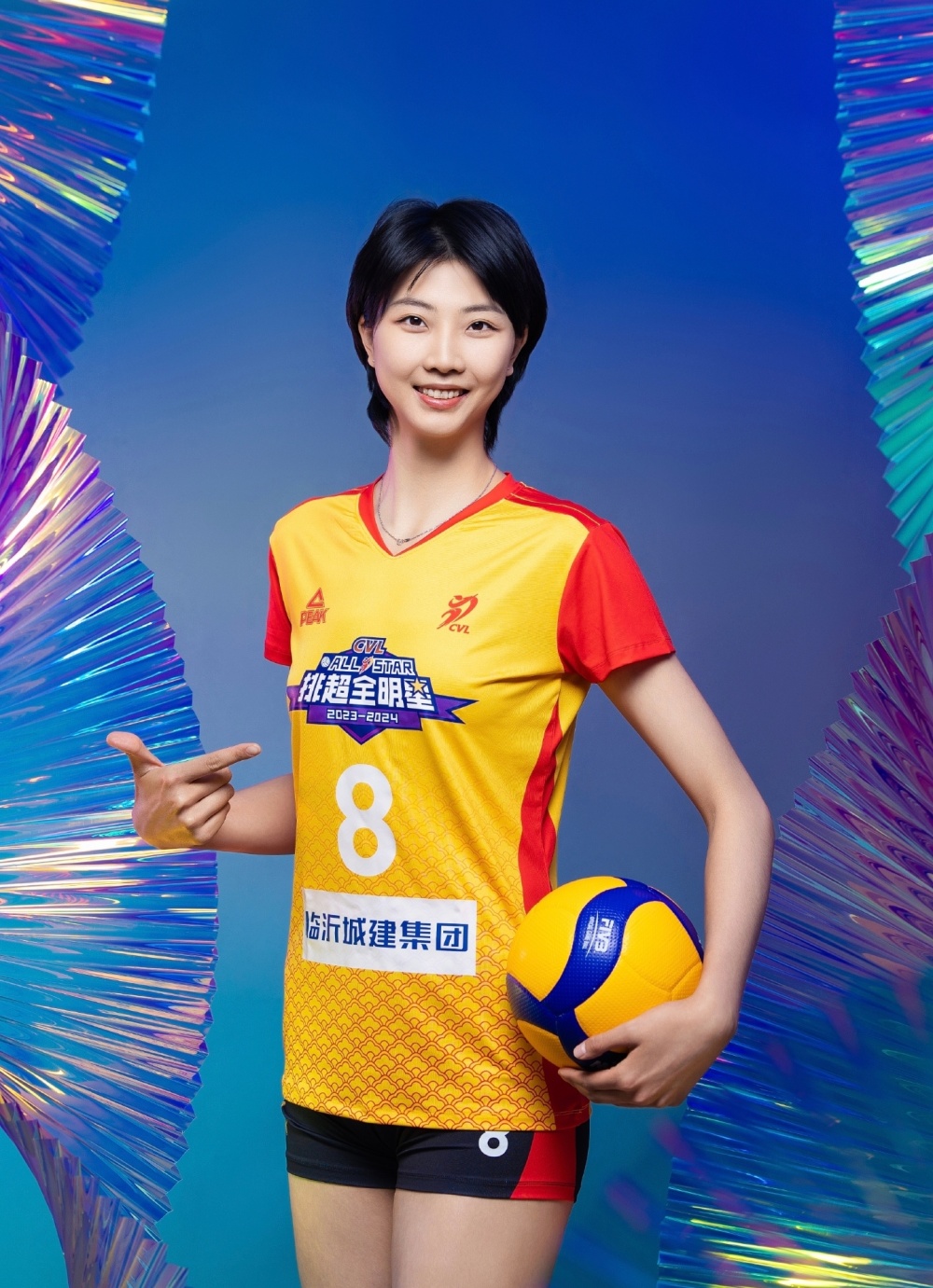 2米03袁心玥,优雅亮相!她穿一袭黑色连衣裙,白色披肩非常好看