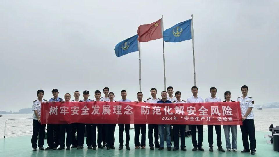 镇江局026月3日,南京海事局现场指导"长江传奇"游轮开展"畅通生命通道