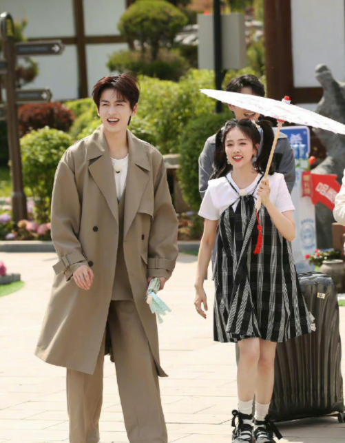 一个笑得没了眼,一个外八字横扫天下,是两个可爱的小学生没错了.