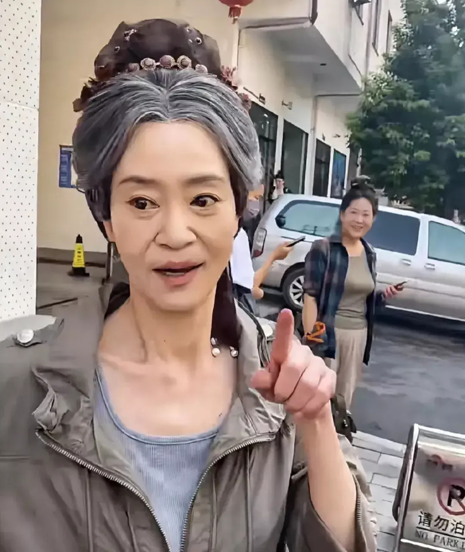 65岁刘雪华拍戏路透曝光满头白发满脸皱纹网友好真实的脸