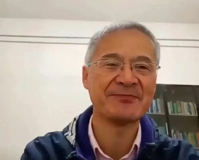 46岁罗翔面容苍老一夜白头本人回应头发很稀疏灯光打下来显得白了头