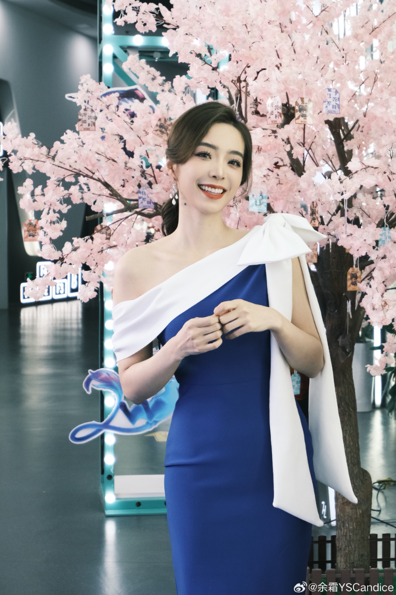 【lpl老婆】余霜奥运会后首场lpl主持,蓝色妖姬长裙