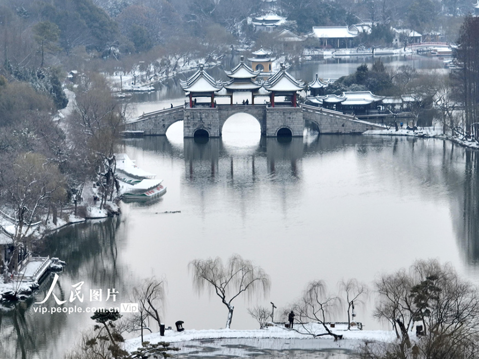 江苏扬州瘦西湖雪景如画