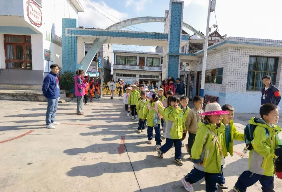 织金县金龙乡中心学校:用爱育人,启智润心_腾讯新闻