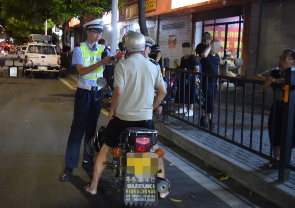 一男子驾驶一辆二轮摩托车沿民族路自北向南行驶至设卡路口时,被执勤