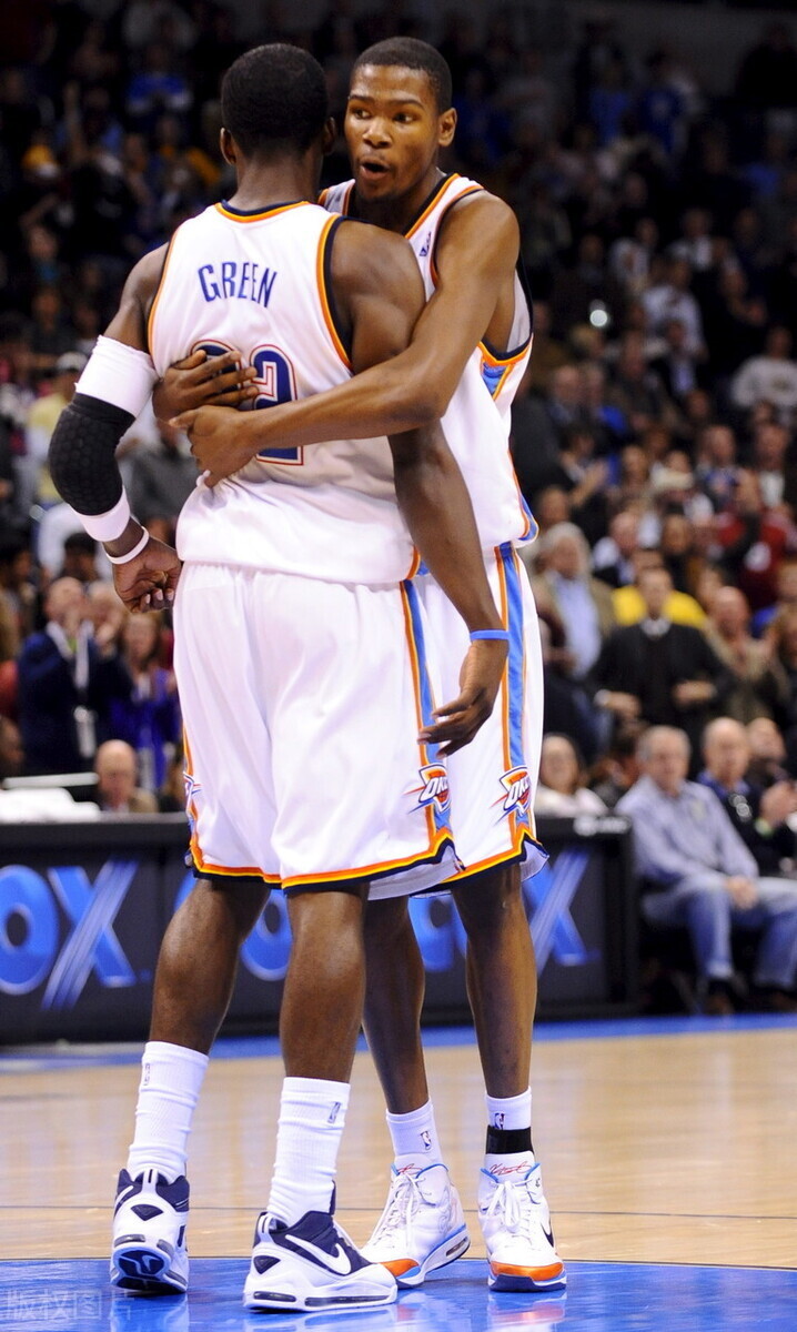 杜兰特和詹姆斯只会抱团打不过谁就加入谁他们真的没担当吗