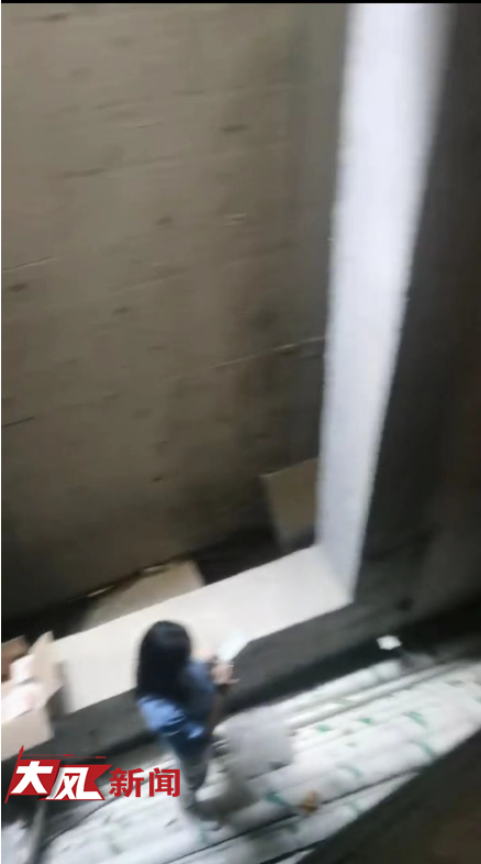 一楼业主私挖500㎡地下室，致整栋楼承重破坏！住建局回应_腾讯新闻