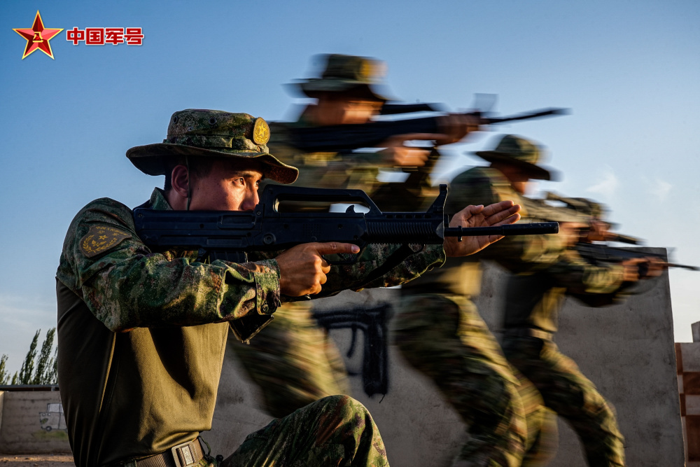 感受空军机场警卫兵的铁血豪情