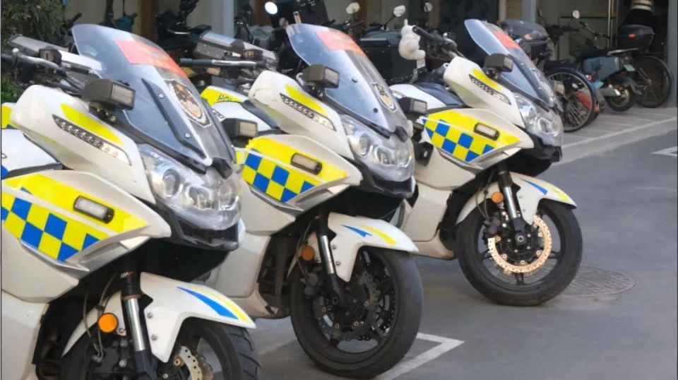 城市高架路大队院内整齐停放的警用摩托车在赵辉看来,二轮摩托车的