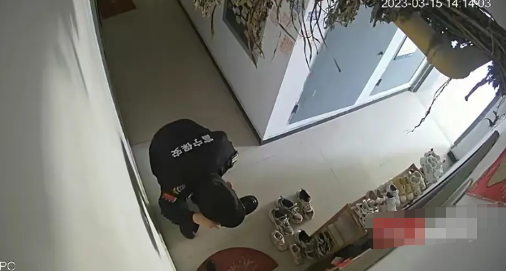 保安偷闻业主女鞋被辞,闻鞋子的味道事后非常陶醉,根本停不下来_腾讯