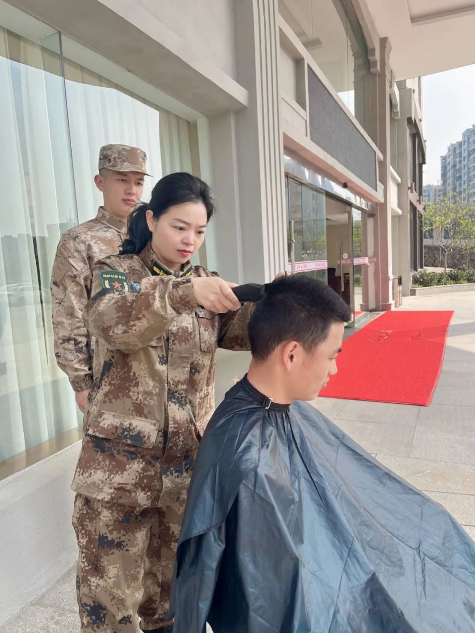 贤惠,勤劳体现军嫂的传统美德,自立,自强展现军嫂的时代风貌,博爱