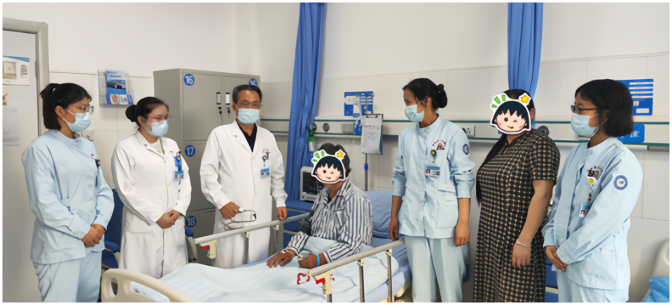 在医护团队细致专业的对症治疗后,何大娘病情稳定办理出院手续.