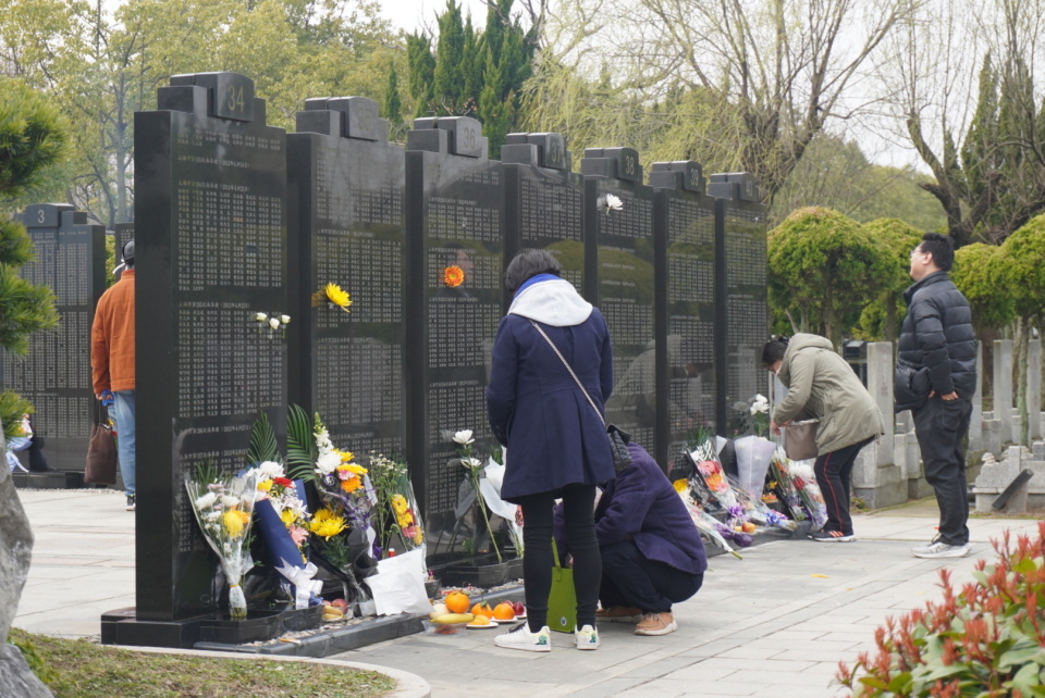 家属们在滨海古园海葬纪念苑祭扫.
