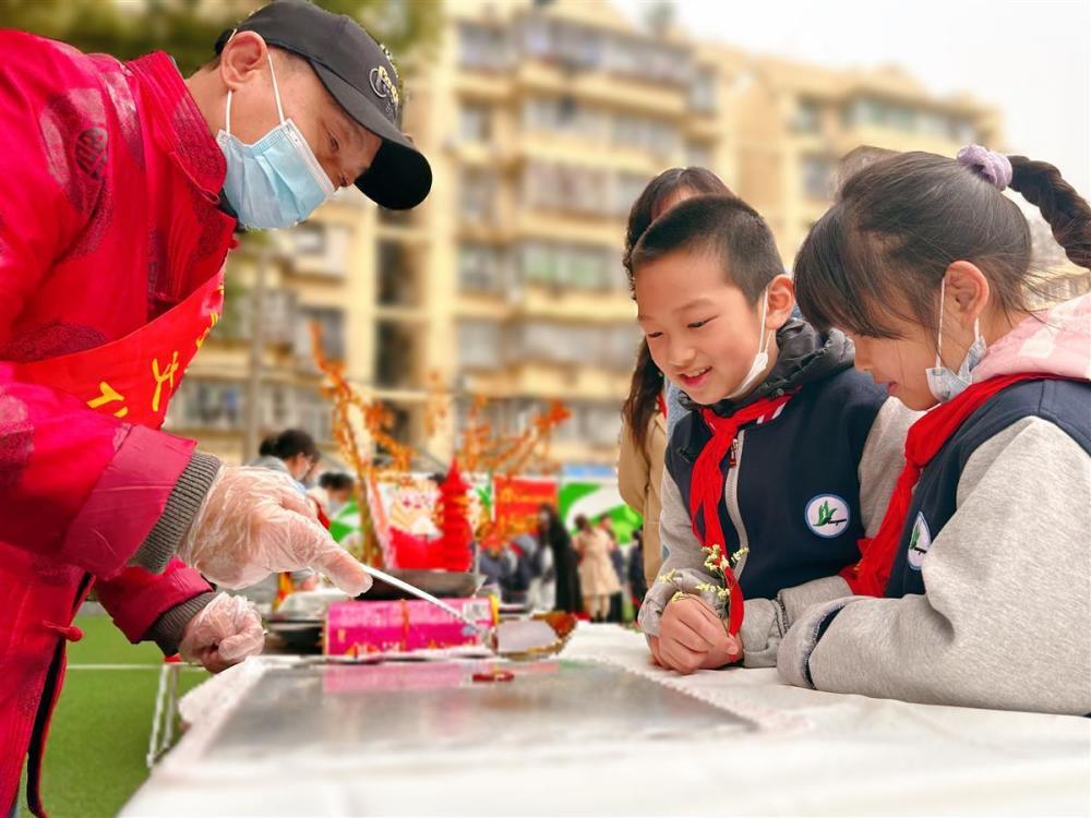 糖畫,剪紙等非遺項目走進武漢市江漢區華苑小學,手把手帶領學生體驗