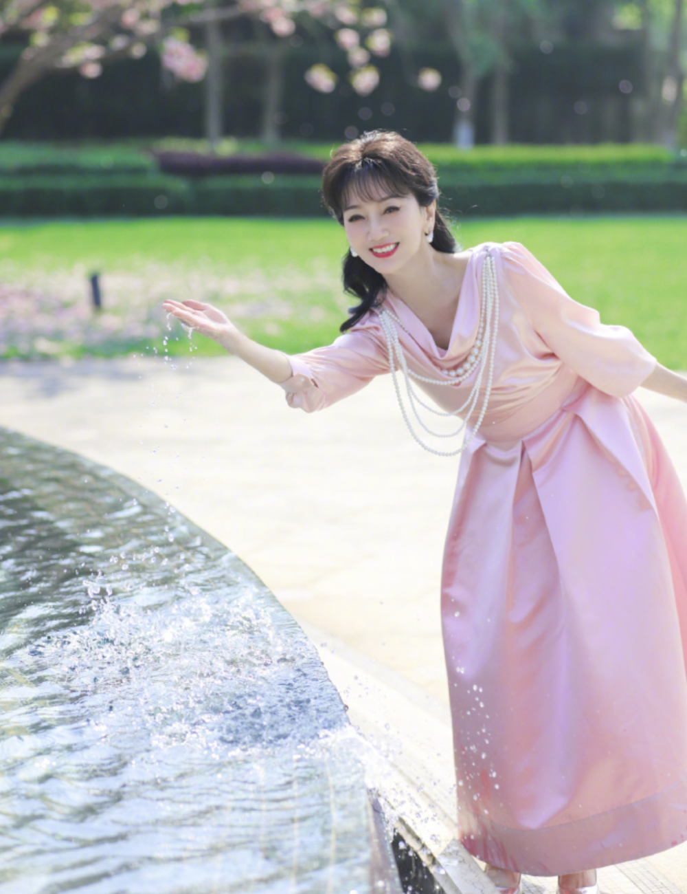 70岁赵雅芝现状:穿粉色裙,踩高跟鞋像35岁!年龄真不是问题啊