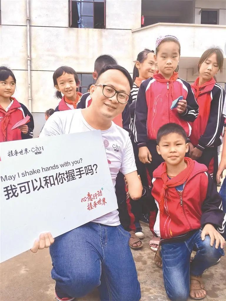 他在淘宝卖"梦想",用残臂和9.5万人握了手 | 城市英雄61期