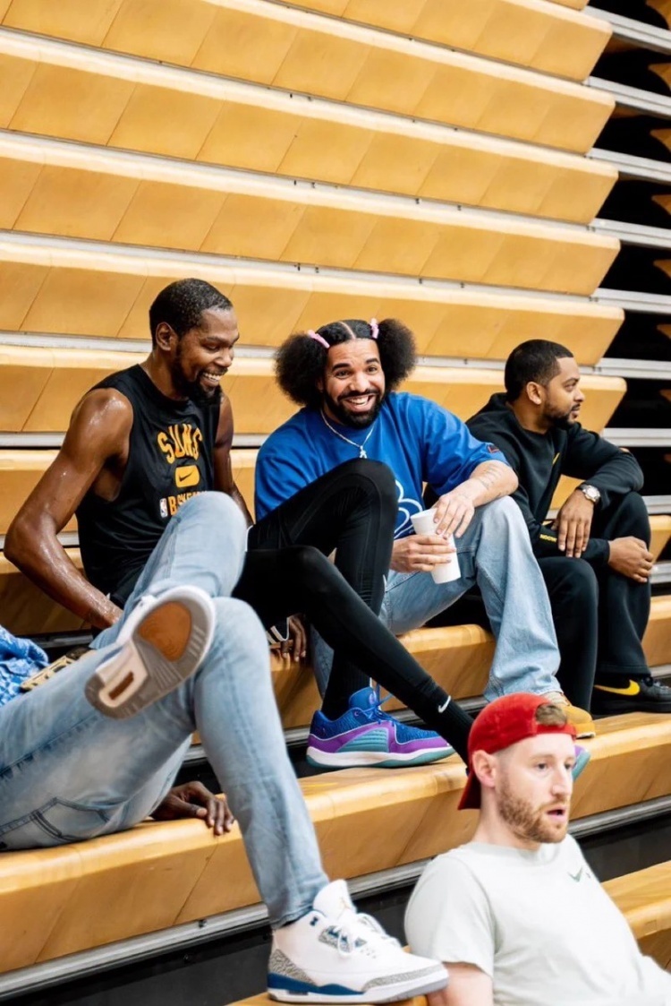 你可是全球顶流啊drake探营杜兰特发型格外引人注目