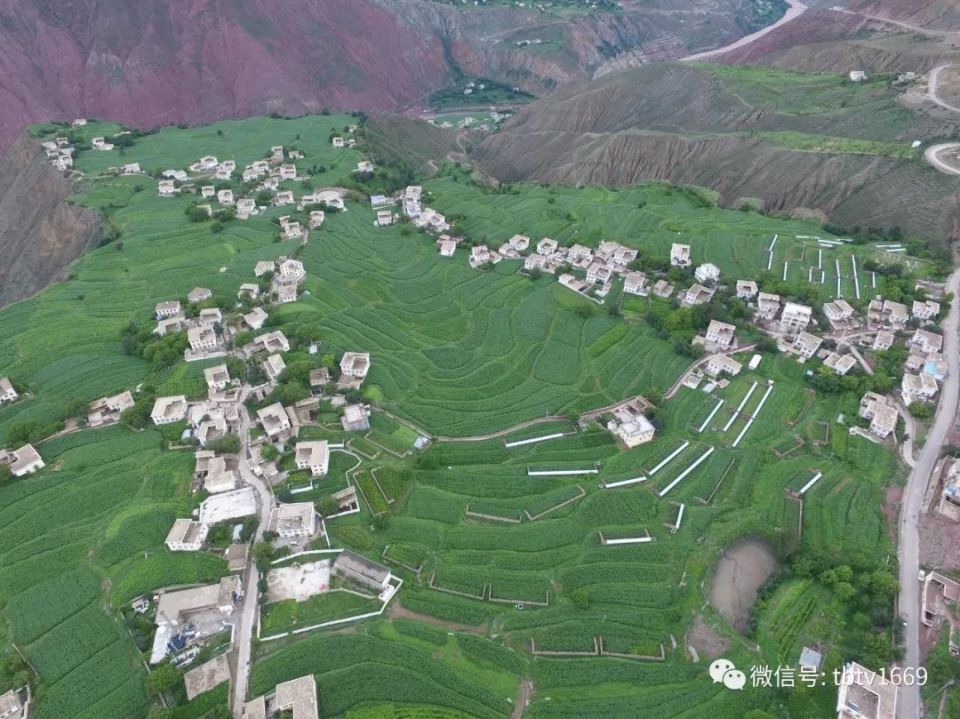 芒康盐井全景图片图片