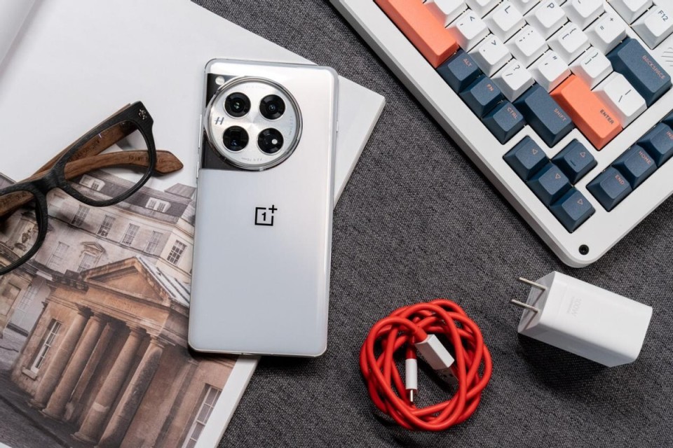 作为一加的十周年旗舰,一加12在质感和体验方面都实现了全面升级,堪称