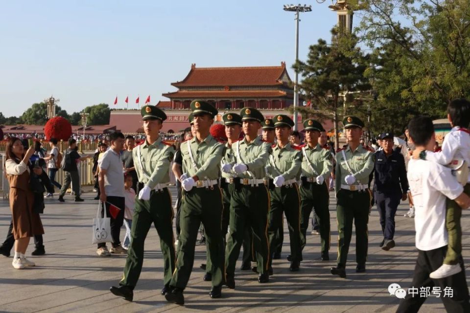 商场等重要目标执勤巡逻守护人民群众的出行安全武警河北总队廊坊支队