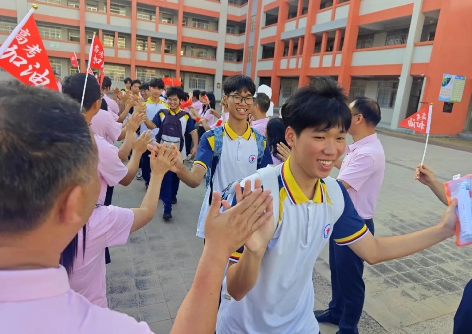 恩平市华侨中学7点20分,恩平市华侨中学高考送行的仪式正式开始