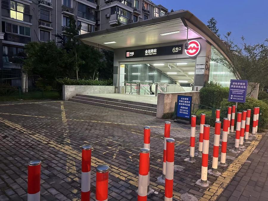 上海非机动车“围堵”地铁站和人行道，停放难题如何破解？_腾讯新闻