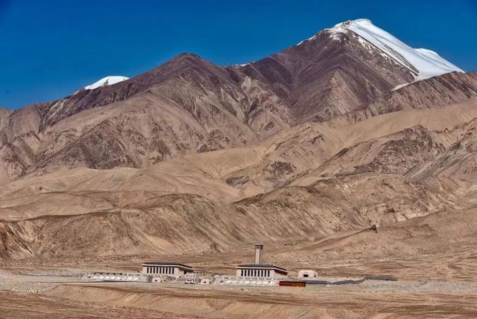 美如天堂的地狱级公路,串联起中国两大风光霸主!