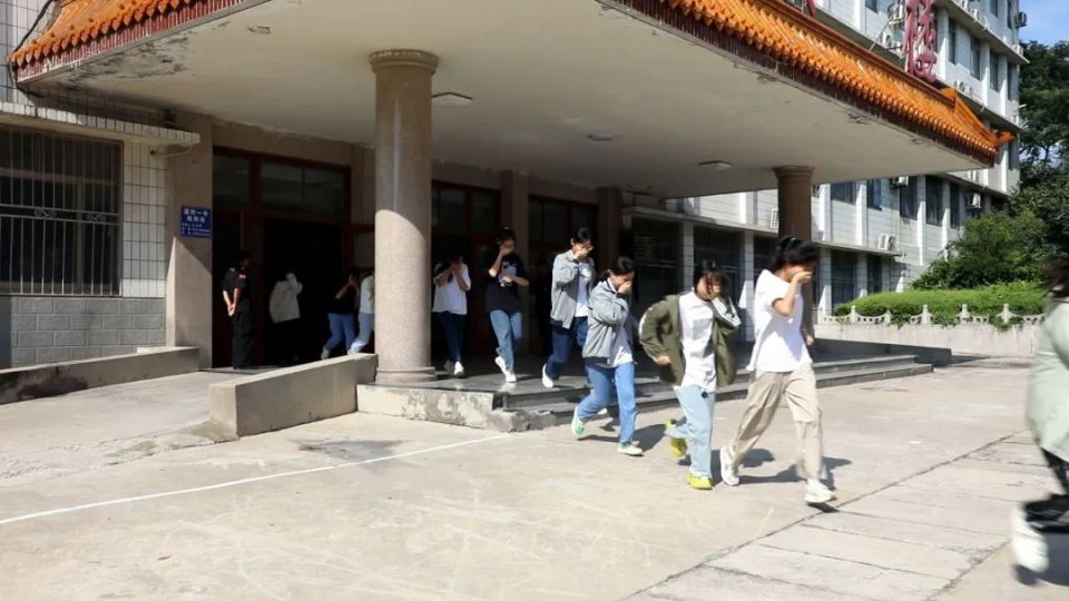 嘉祥县消防救援大队走进嘉祥一中开展了"消防知识进校园"活动,为学生