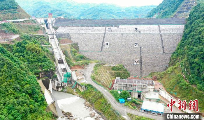 坝址位于成都市崇州市怀远镇境内青峰岭大桥上游,水库坝高123米,总