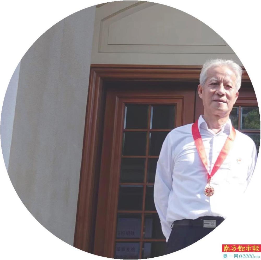 傅龙近照.秦有朋1988年留学法国时在法国总理府后花园.