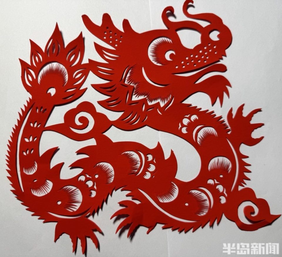 非遗传承人苏霞将青岛元素,扎染融入创新剪纸