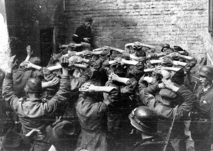 直击镜头下的华沙起义:1.6万波兰抵抗者惨遭德军屠杀_腾讯新闻
