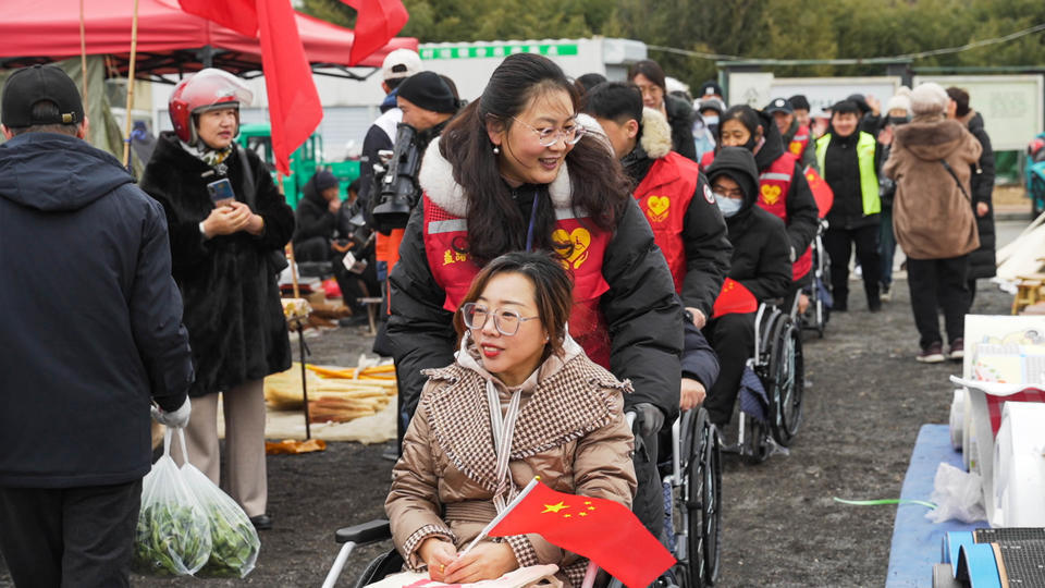 坐着轮椅赶年集青岛残障人士收获满满