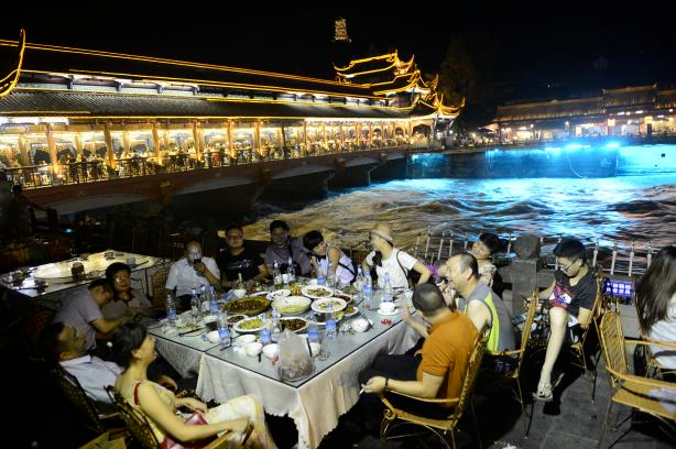 又是成都人,一夜造出了一座迪士尼