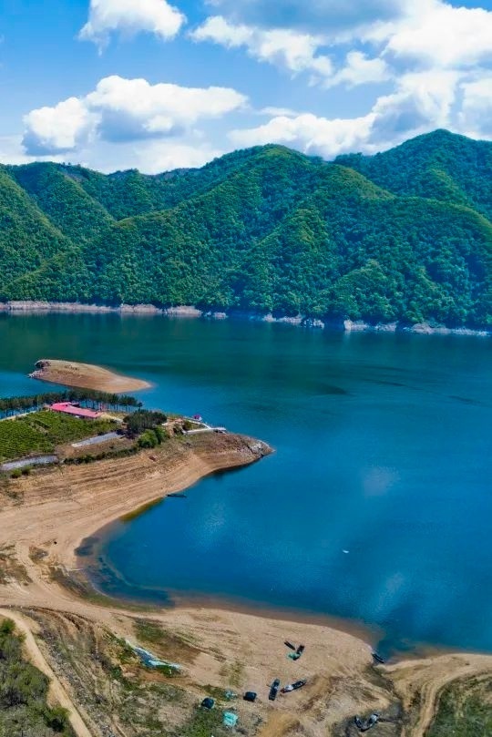 秋天的第一次旅行国家aaa级景区,省级风景区名胜区,位于白山市东南部