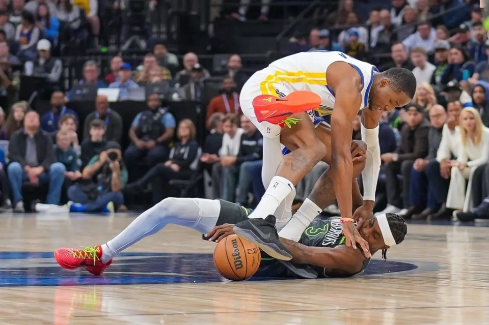 库里31分累死累活没鸟用勇士被狼队摩擦进季后赛也是个死