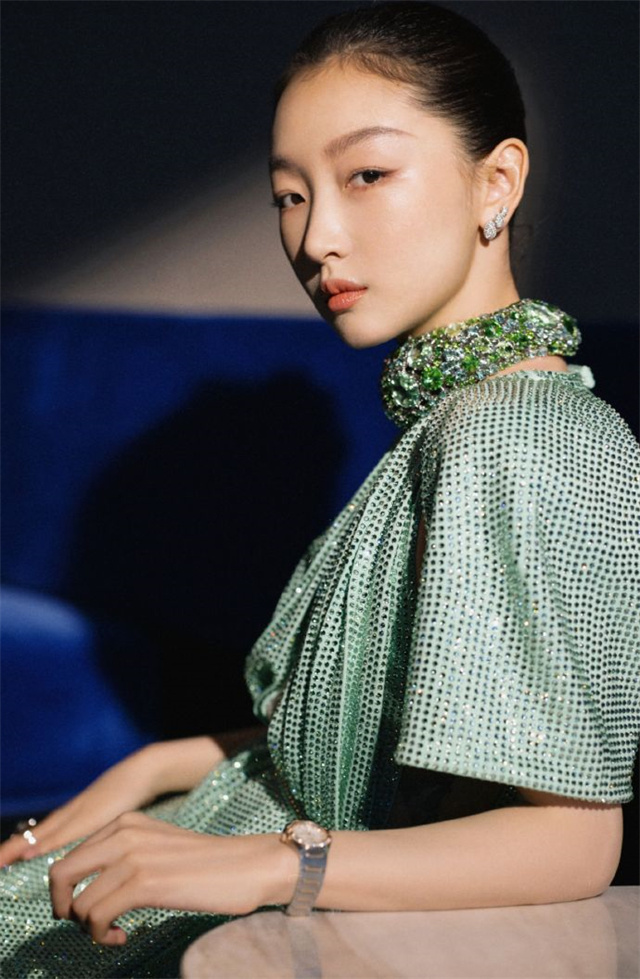 电鳗:周冬雨绿裙造型吸睛,充满生气