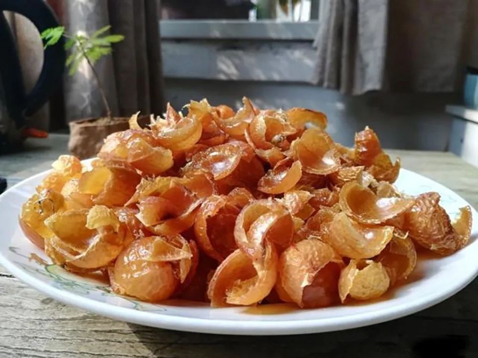 这野果叫"假龙眼",放温水里搓一搓就能当洗洁剂,可惜常烂一地没人要