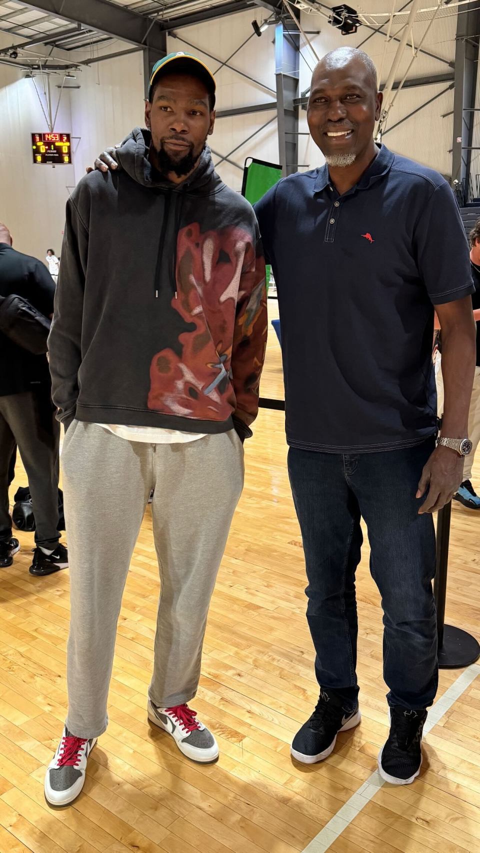 杜兰特晒与"大梦"合影 小前锋与中锋身高几乎相同引网友感慨