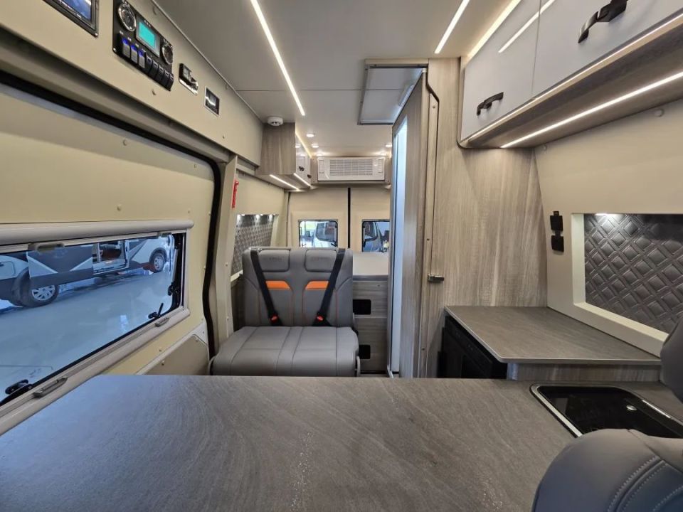 20多万表现全面的b型房车,拥有独立卫生间,这不比露营车爽?