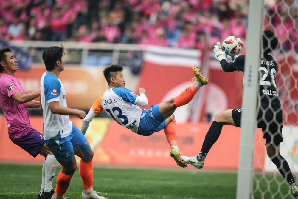 足球——中甲:辽宁铁人胜江西庐山