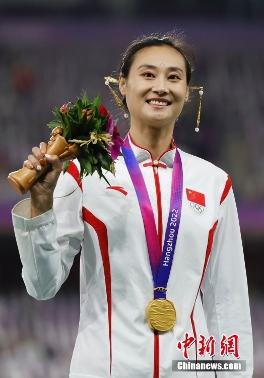 (杭州亚运会)中国选手李玲夺女子撑杆跳金牌