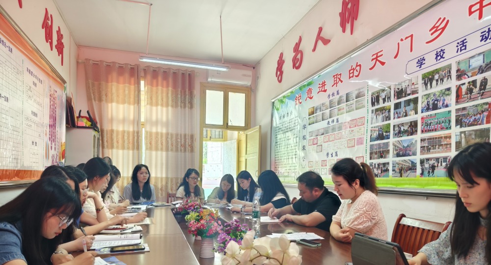 "爱,不简单"——《十几岁》杂志"城乡共读"活动在新化县天门乡中心