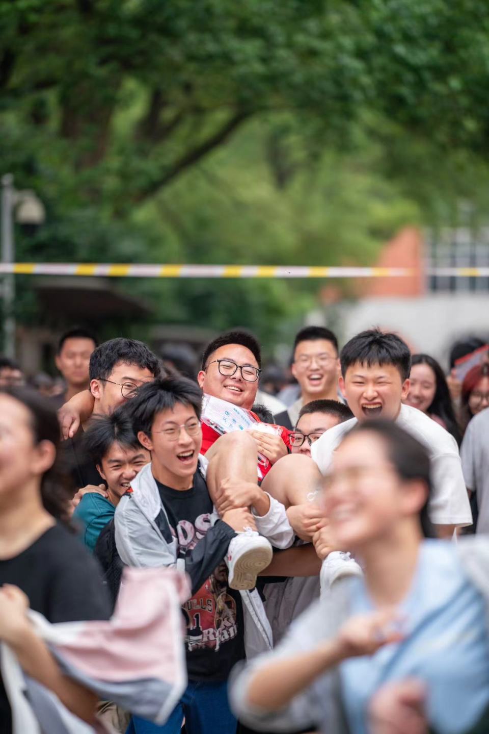 组图丨鲜花拥抱欢笑高考结束这一波表情包亮了