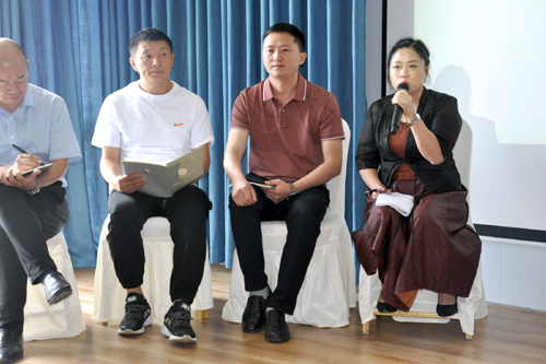 紧接着,威远县教育和体育局党组成员,总督学杨永良在研讨活动上作了