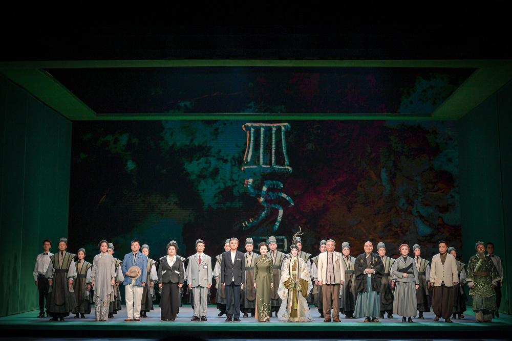 该剧由江苏省戏剧文学创作院院长,国家一级编剧罗周担任编剧,上海戏剧