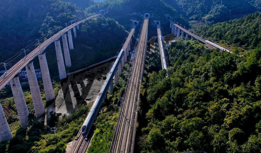 贵广高铁提速!10月11日起最高时速按300公里运营_腾讯新闻